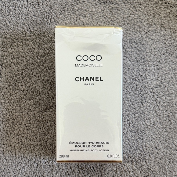 CHANEL Coco Mademoiselle Hydrating Body Lotion in White and Gold - Picture 1 of 3